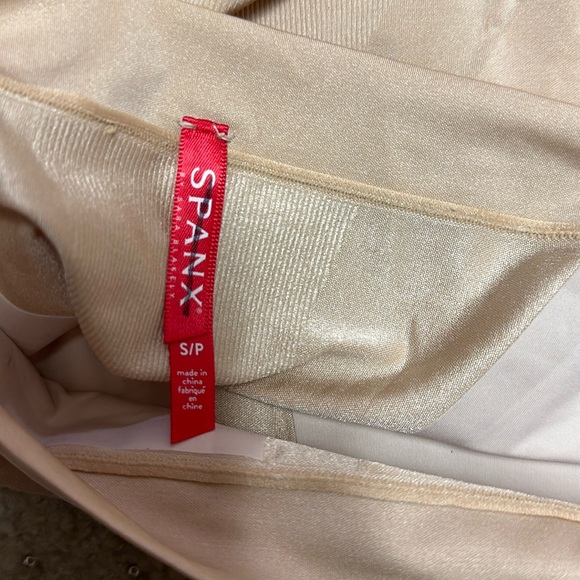 Spanx OnCore High-Waisted Mid-Thigh Short - Picture 5 of 7